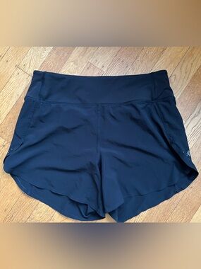 black Athleta Run With It 4.5" shorts